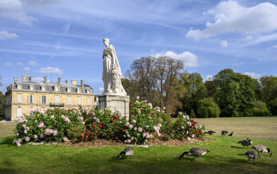 Dans les 17 hectares de jardin qui entourent le château, la statue de l’impératrice Joséphine, installée à Bois Préau en 1932 par Edward Tuck, mécène de Malmaison, trône en majesté.